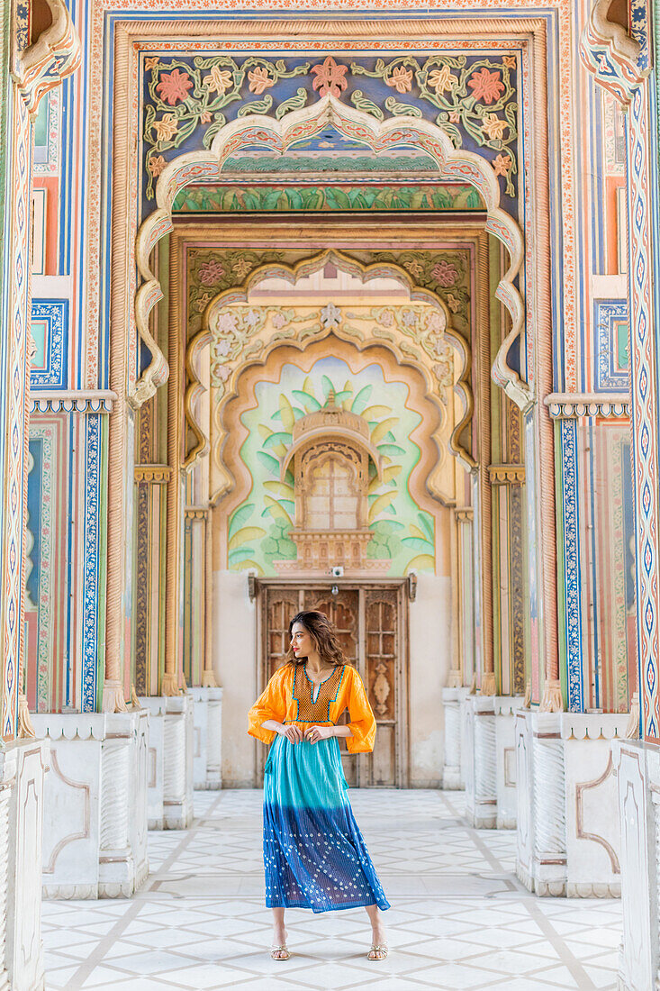 Frau am Patrika-Tor, Jaipur, Rajasthan, Indien, Asien