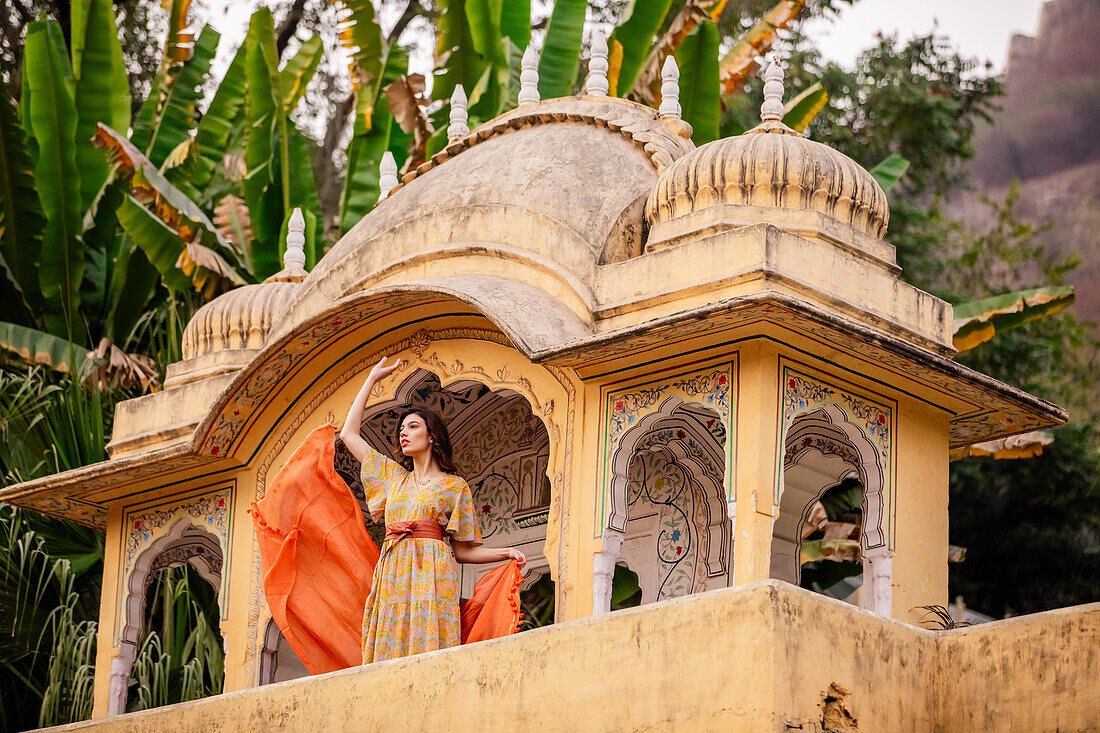 Frau am Aussichtspunkt, Jaipur, Rajasthan, Indien, Asien