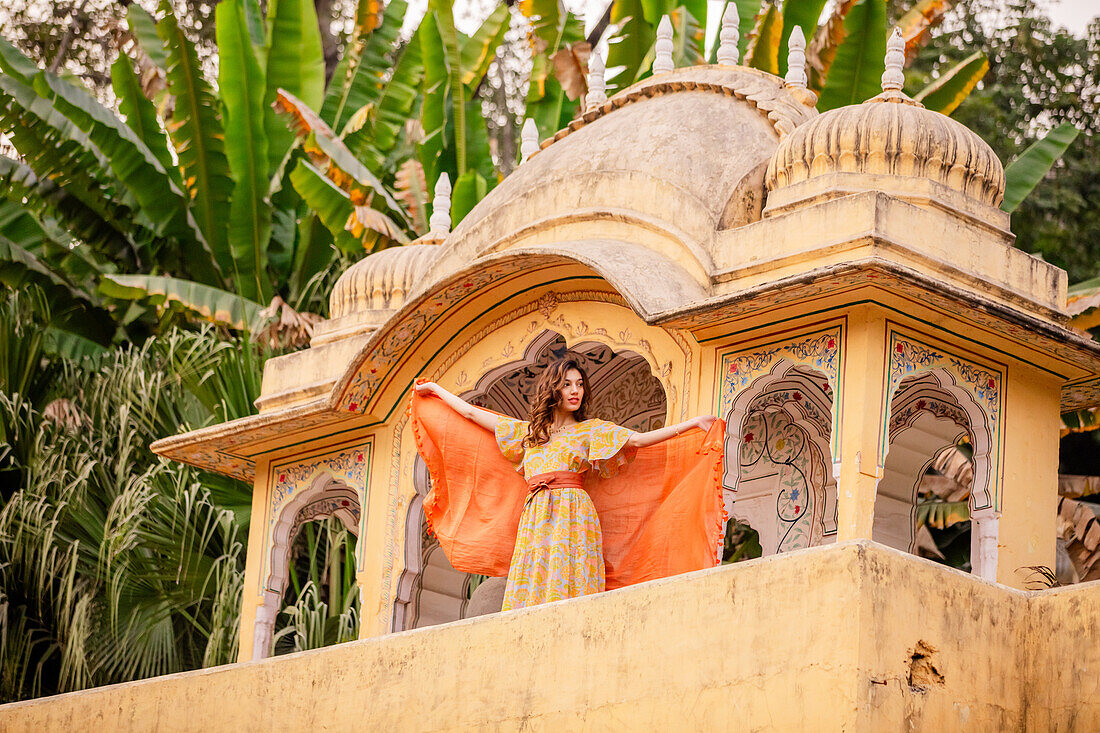 Frau am Aussichtspunkt, Jaipur, Rajasthan, Indien, Asien