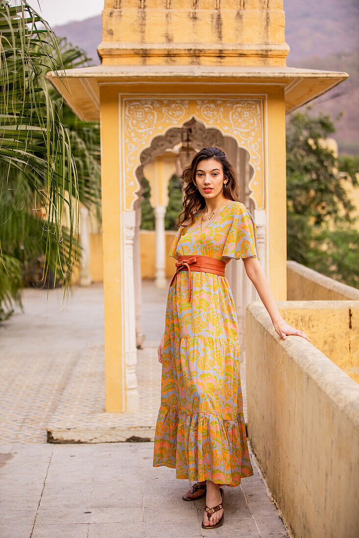 Frau am Aussichtspunkt, Jaipur, Rajasthan, Indien, Asien