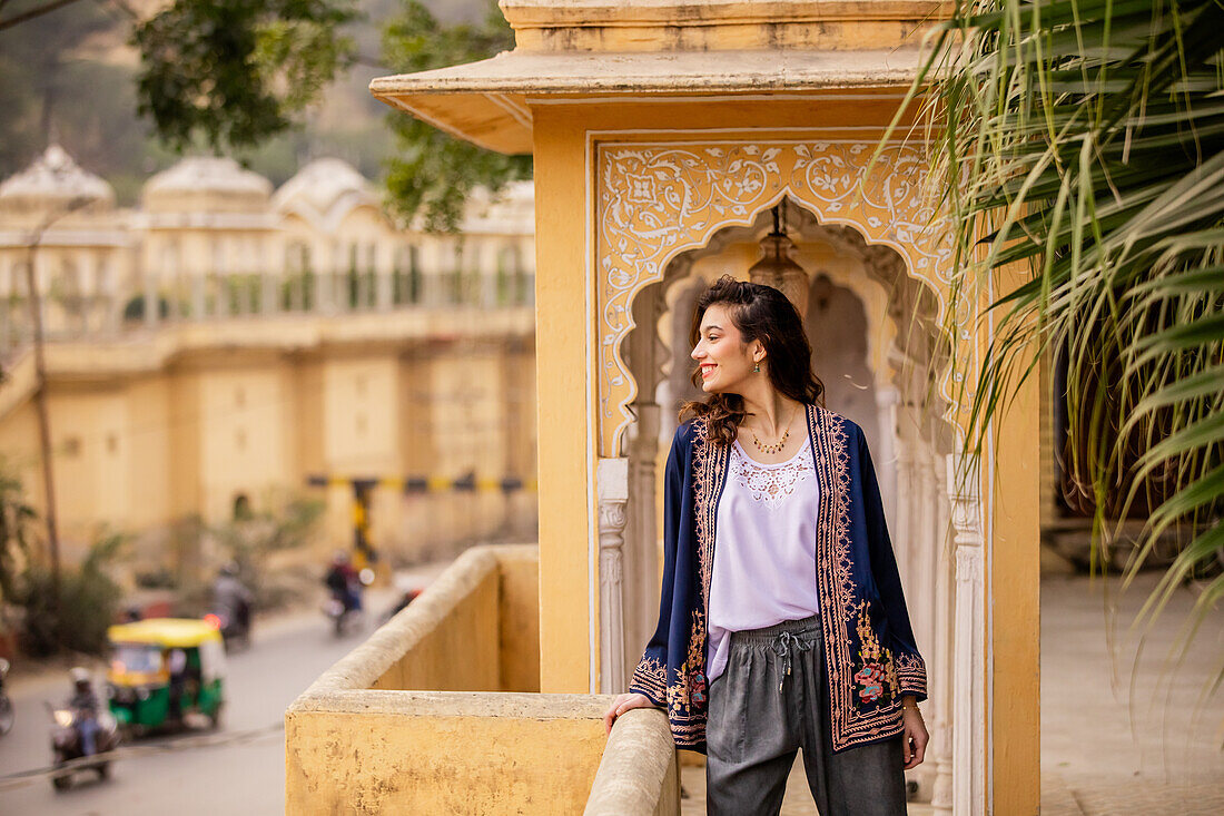 Frau am Aussichtspunkt, Jaipur, Rajasthan, Indien, Asien