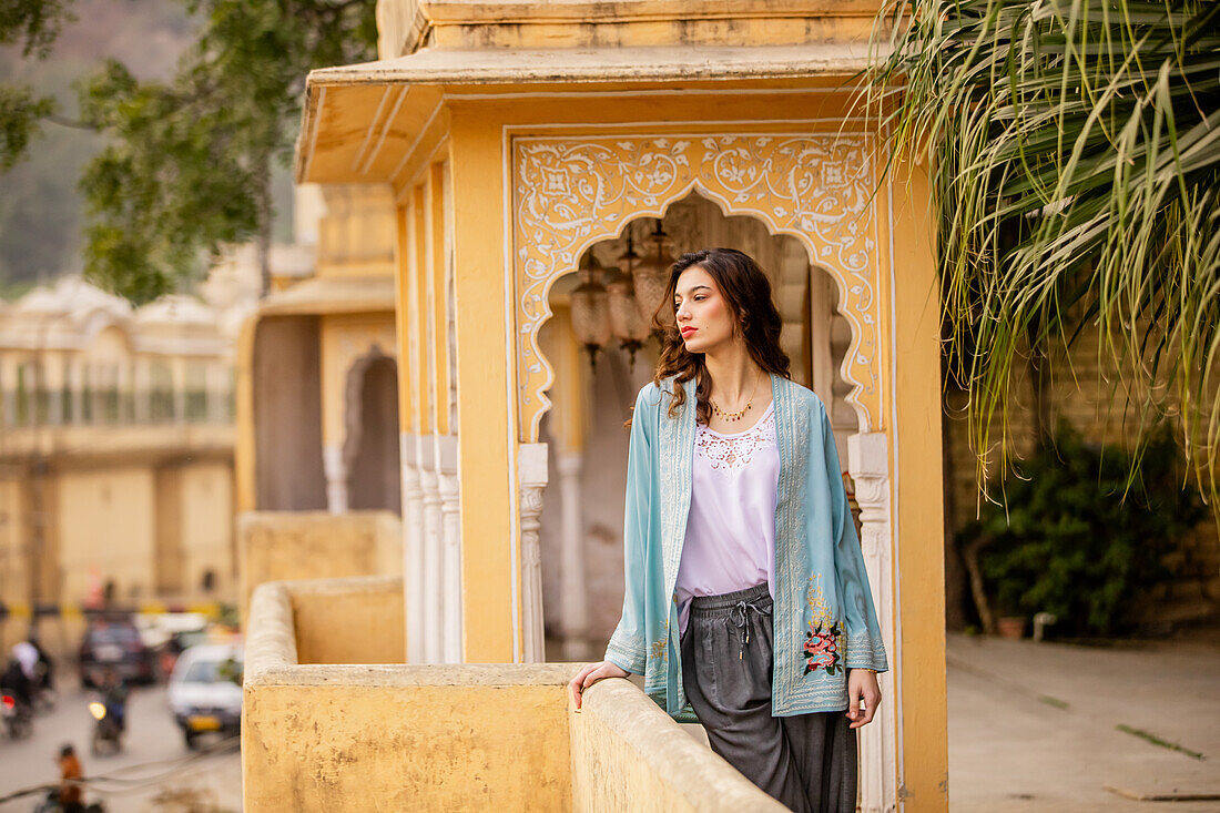 Frau am Aussichtspunkt, Jaipur, Rajasthan, Indien, Asien