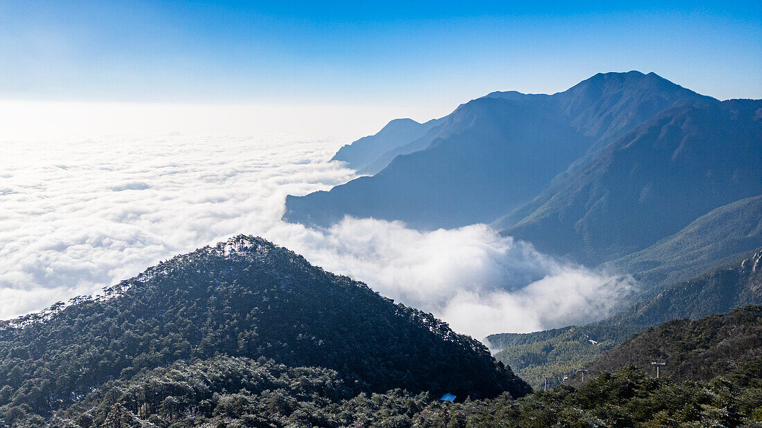 Luftaufnahme des Hanpo-Passes, Berg Lu (Lushan), UNESCO-Weltkulturerbe, Jiujiang, Jiangxi, China, Asien