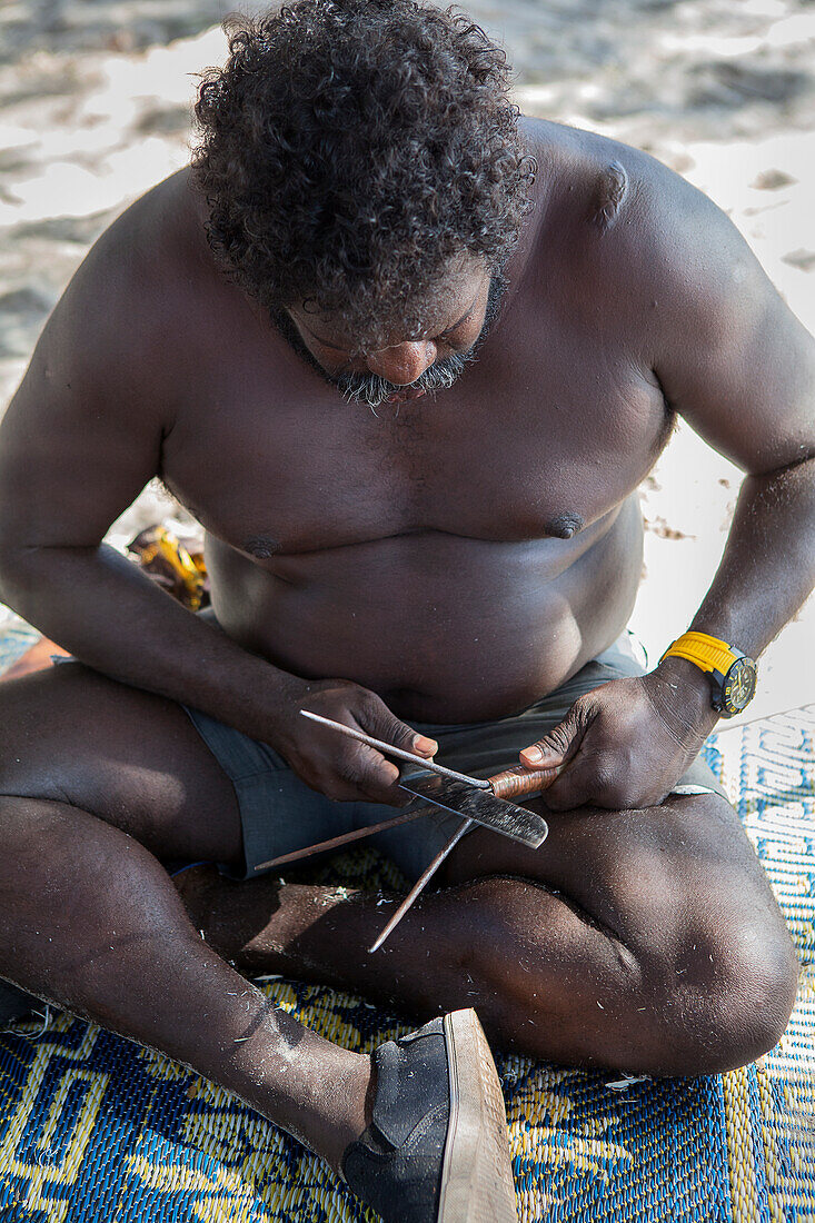 Aborigine-Mann, Yolngu-Ältester, stellt einen Speer für die Jagd her, Bawaka Homeland, East Arnhem Land, Northern Territory, Australien, Pazifik