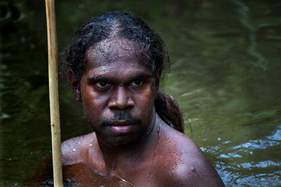 Aborigine-Yolngu-Mann im Billabong, Nyinyikay Homeland, Ost-Arnhem-Land, Nordterritorium, Australien, Pazifik