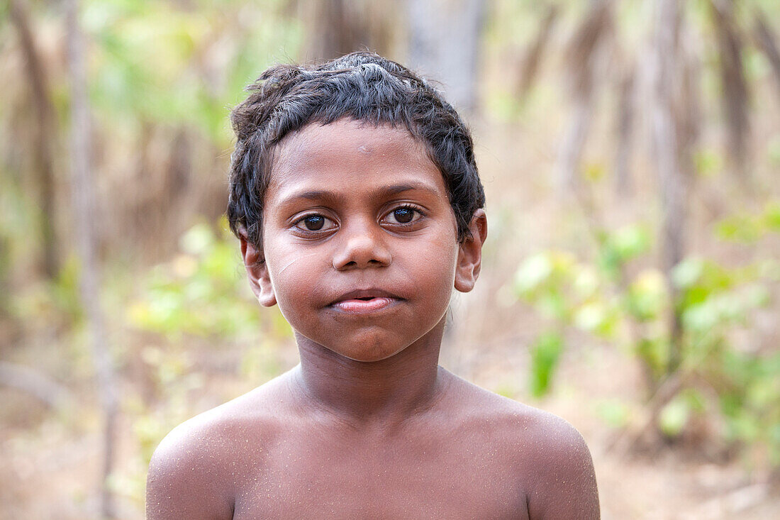 Junger Aborigine-Yolngu-Junge im Outback-Busch, Nyinyikay Homeland, Ost-Arnhem-Land, Northern Territory, Australien, Pazifik