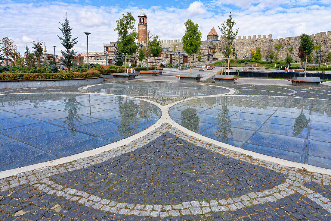 Spiegelungen im Glas auf dem Boden im Stadtpark von Kale und der byzantinischen Burg von Erzurum, Anatolien, Türkei, Kleinasien, Asien