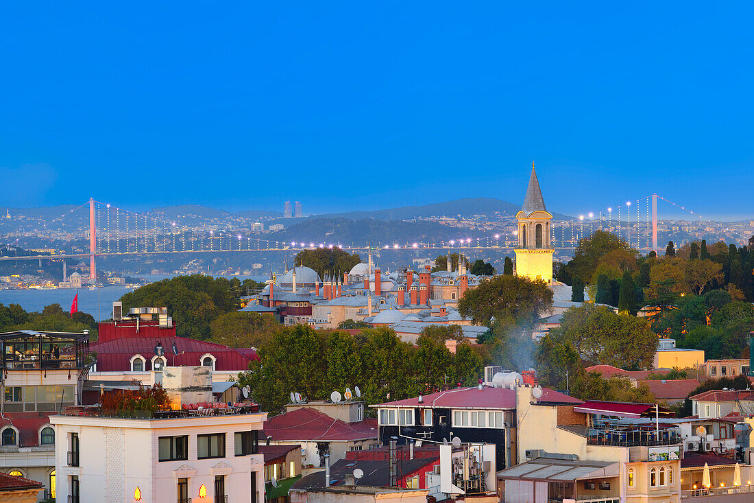 Blick auf Dächer und die Bosporus-Brücke bei Sonnenuntergang, Istanbul, Türkei, Europa