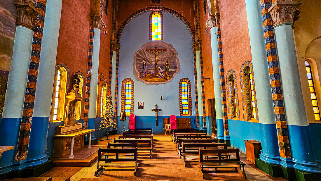 Farbenfrohes Interieur der Kathedrale St. Mary, Wau, West-Bahr el Ghazal, Südsudan, Afrika