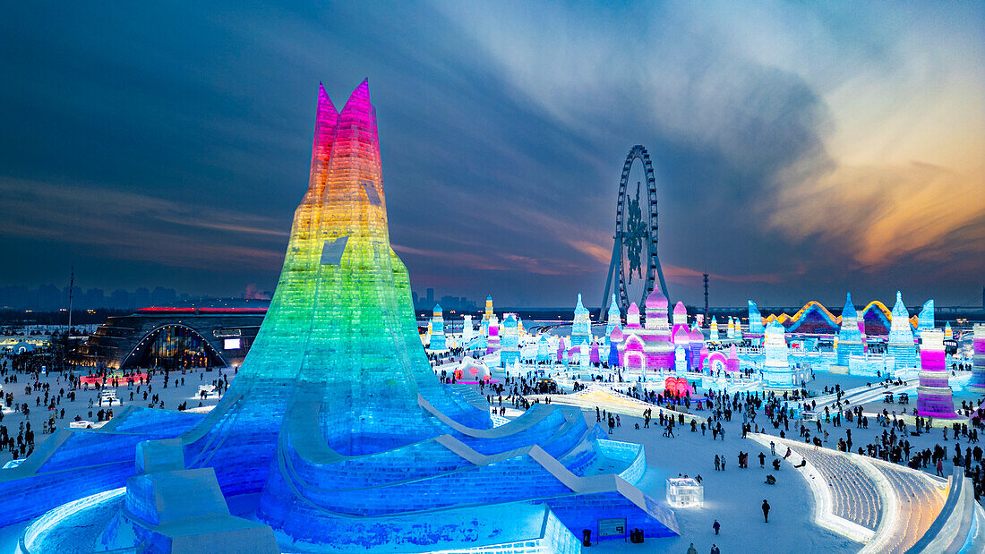 Luftaufnahme der beleuchteten Gebäude aus Eis, Ice International Ice and Snow Sculpture Festival, Harbin, Heilongjiang, China, Asien