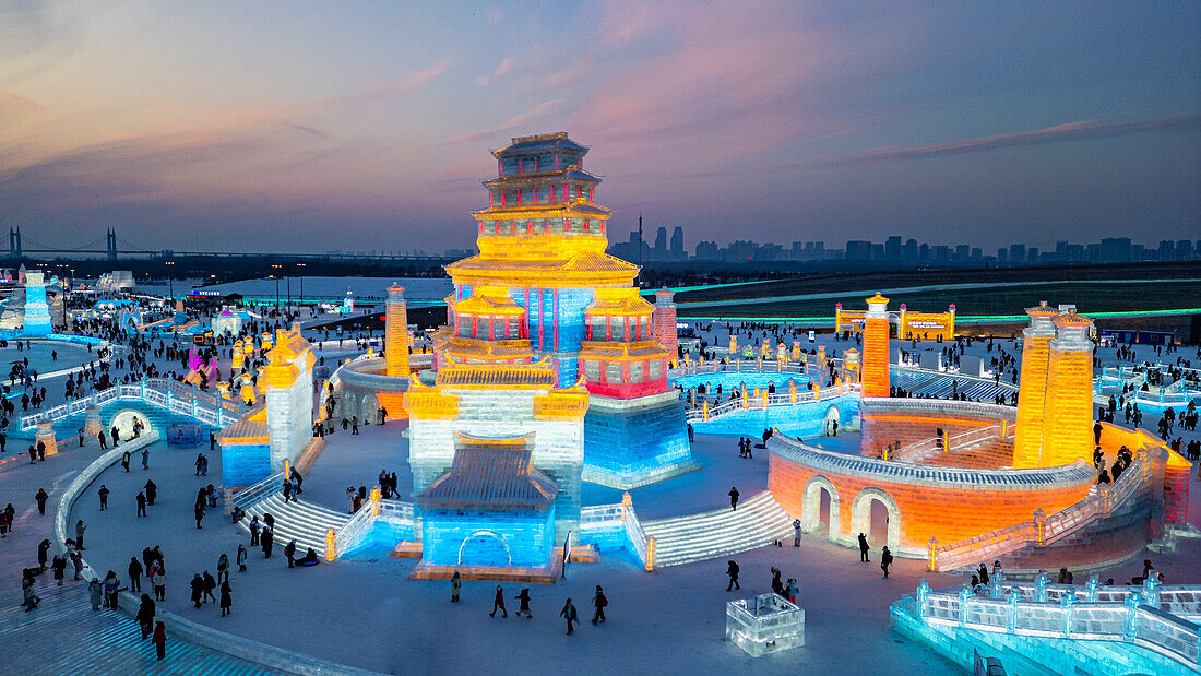 Luftaufnahme der beleuchteten Gebäude aus Eis, Ice International Ice and Snow Sculpture Festival, Harbin, Heilongjiang, China, Asien