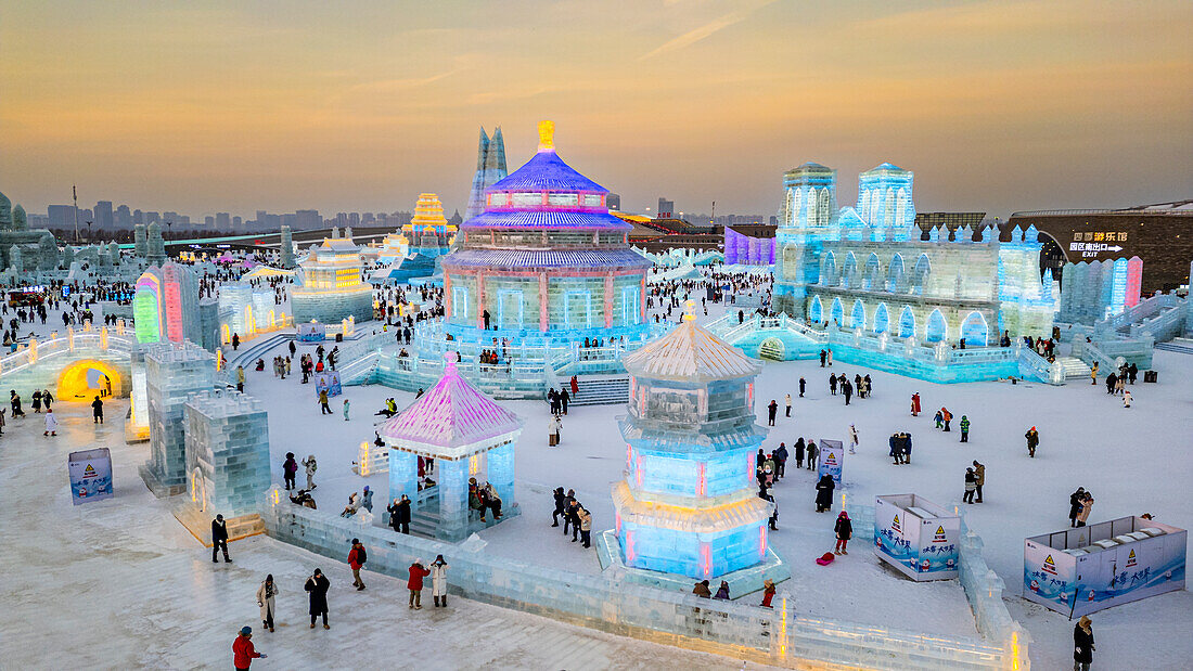 Luftaufnahme der beleuchteten Gebäude aus Eis, Ice International Ice and Snow Sculpture Festival, Harbin, Heilongjiang, China, Asien