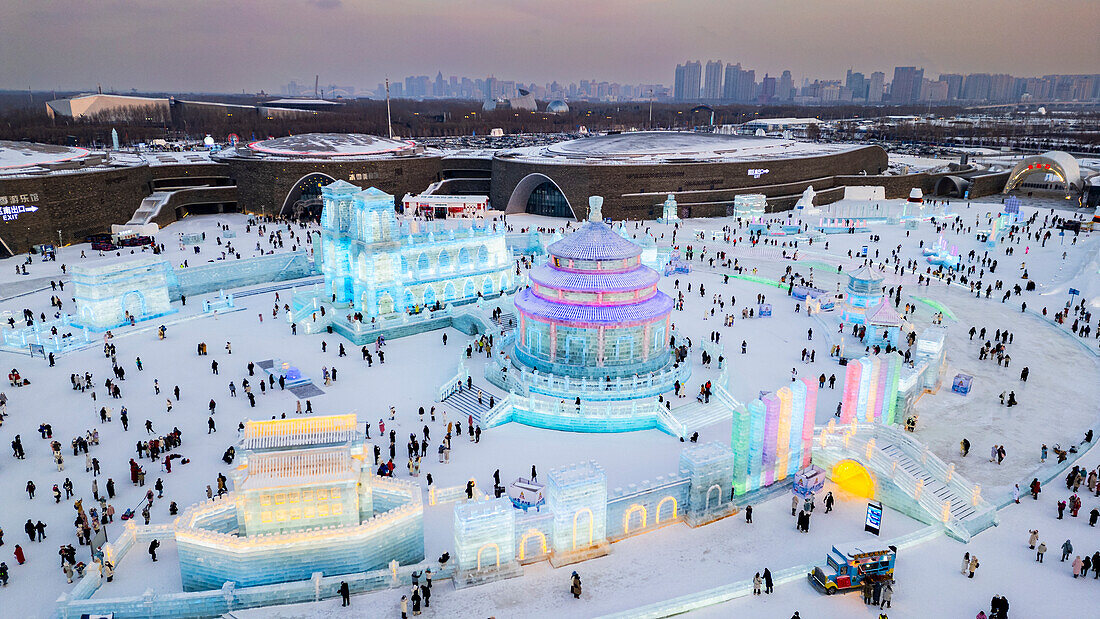 Luftaufnahme der beleuchteten Gebäude aus Eis, Ice International Ice and Snow Sculpture Festival, Harbin, Heilongjiang, China, Asien