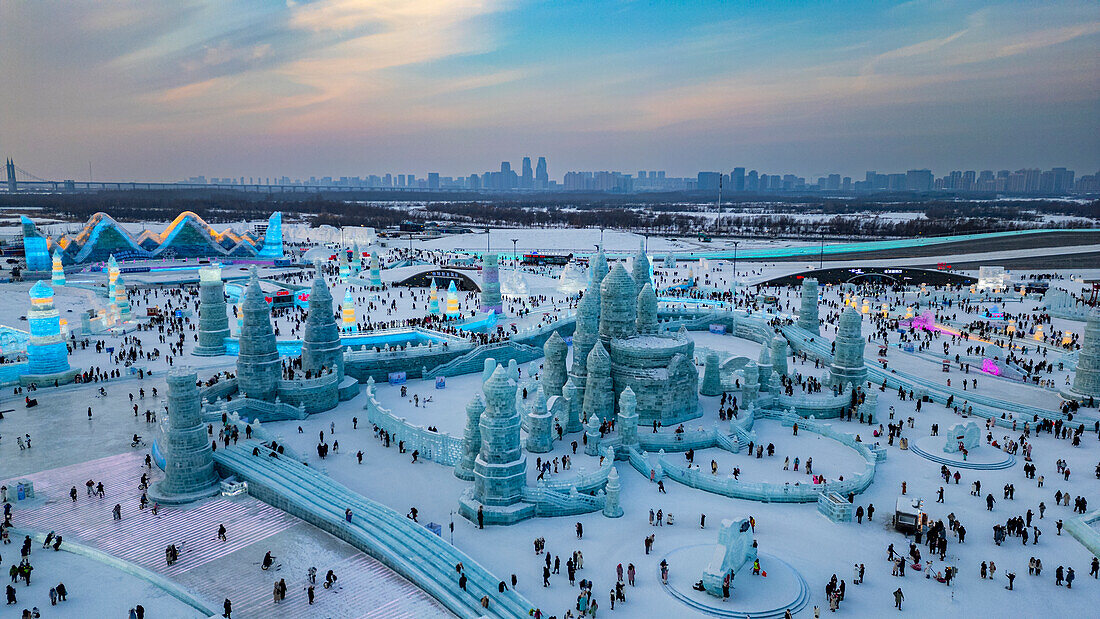 Luftaufnahme der beleuchteten Gebäude aus Eis, Ice International Ice and Snow Sculpture Festival, Harbin, Heilongjiang, China, Asien