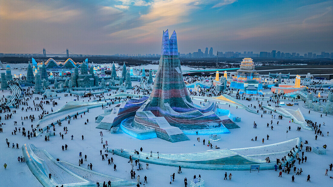 Luftaufnahme der beleuchteten Gebäude aus Eis, Ice International Ice and Snow Sculpture Festival, Harbin, Heilongjiang, China, Asien