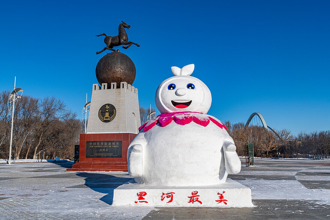 Riesiger Schneemann am Ufer des Amur-Flusses, Heihe, Heilongjiang, China, Asien