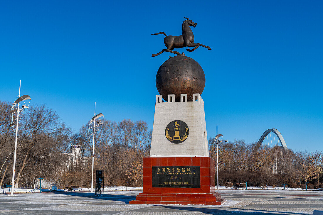 Riesiger Schneemann am Ufer des Amur-Flusses, Heihe, Heilongjiang, China, Asien