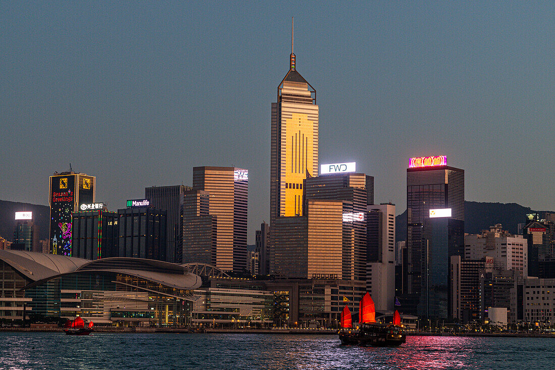 Traditionelles Segelboot vor einem Hochhaus in Zentral-Hongkong, China, Asien