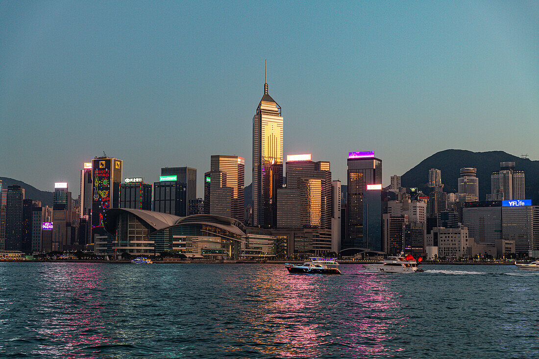 Hochhäuser im Victoria-Hafen, Hongkong, China, Asien