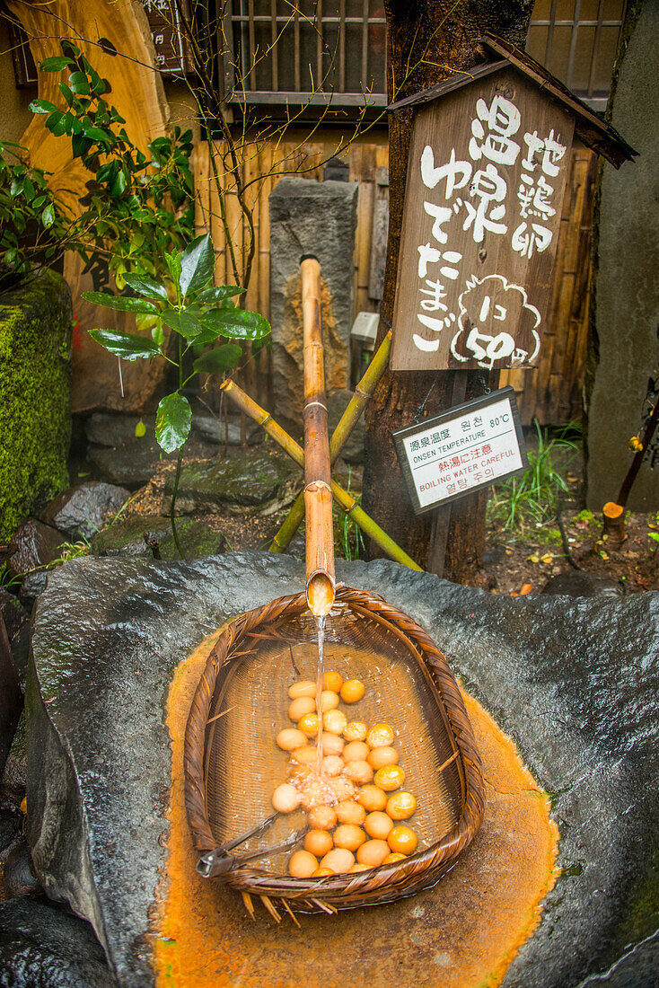 Heißes Wasser zum Kochen von Eiern, Kurokawa Onsen, öffentliches Bad, Kyushu, Japan, Asien