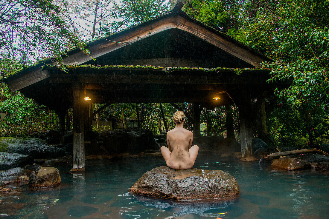 Frau genießt das heiße Wasser des Kurokawa Onsen, öffentliches Thermalbad, Kyushu, Japan, Asien