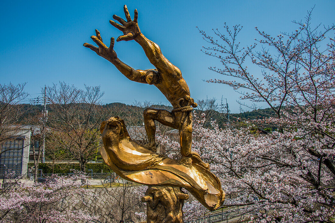 Skulptur und Kirschblüte, Kyoto, Honshu, Japan, Asien