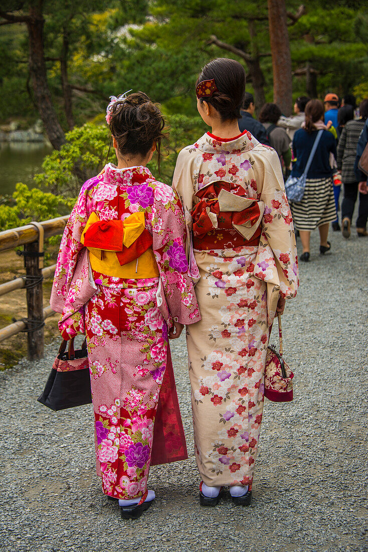 Traditionally dressed women in the Kinkaku-Ji (Golden Pavilion) Buddhist temple, UNESCO World Heritage Site, Kyoto, Honshu, Japan, Asia