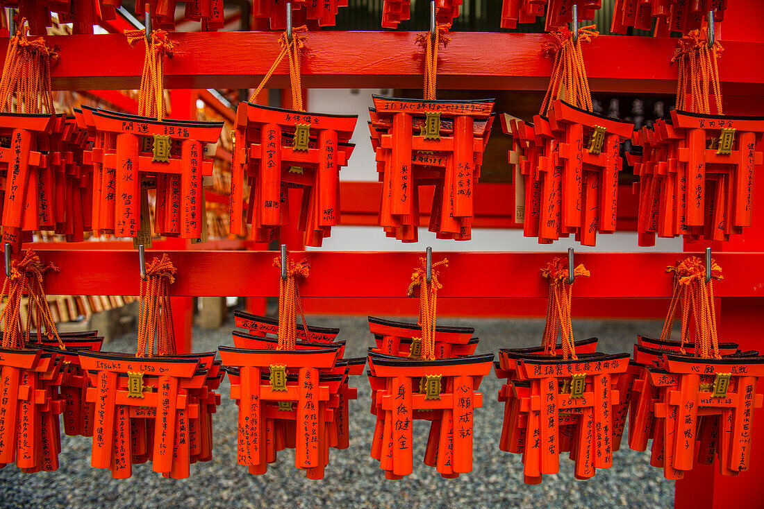 Andenken an die endlosen roten Tore (Torii) von Fushimi Inari in Kyoto, Kyoto, Honshu, Japan, Asien