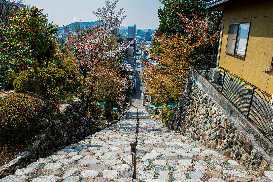 Steile Stufen führen zum Ishiteji-Tempel in Matsuyama, Shikoku, Japan, Asien