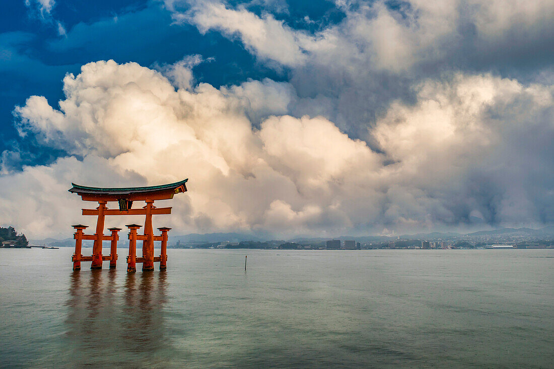 Berühmtes Torii-Tor, das im Wasser schwimmt, UNESCO-Weltkulturerbe, Miyajima, Japan, Asien