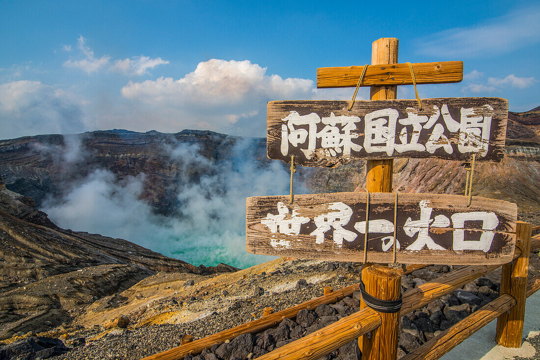 Japanisches Warnschild am Kraterrand des Mount Naka, eines aktiven Vulkans, Mount Aso, Kyushu, Japan, Asien