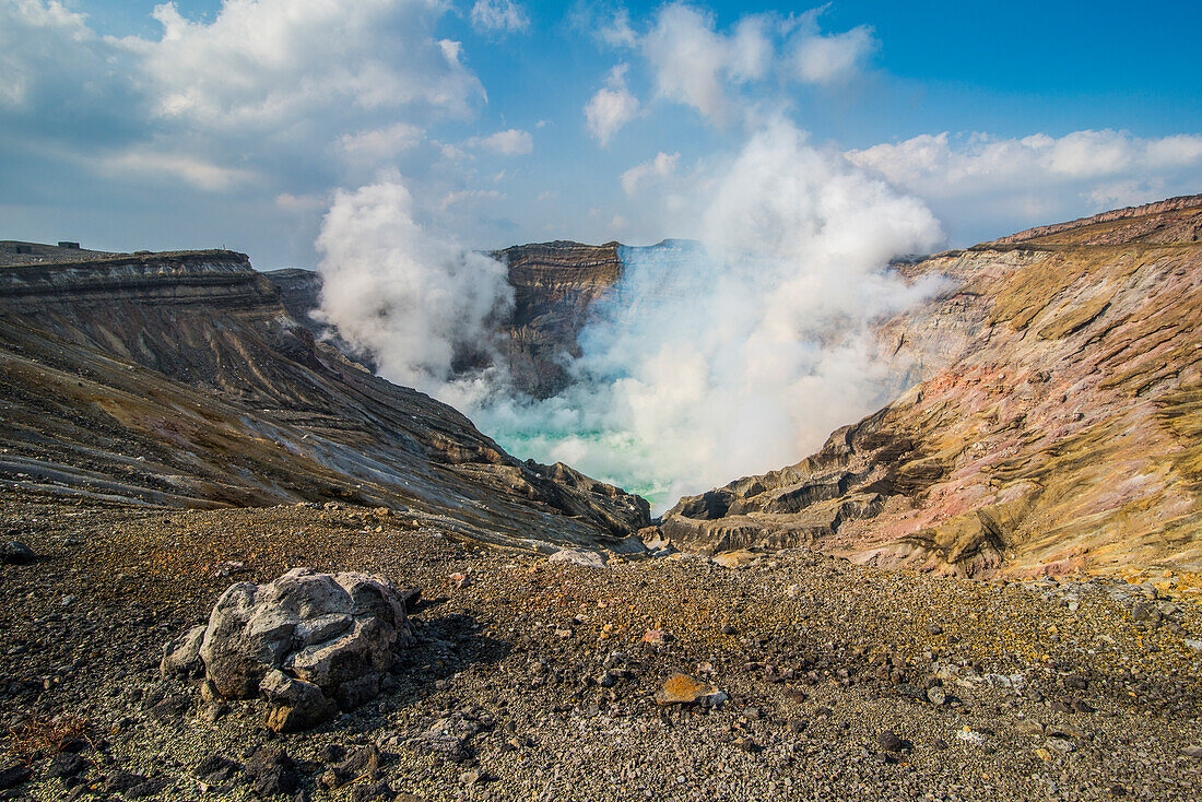 Aktiver Kratersee am Berg Naka, Berg Aso, Kyushu, Japan, Asien