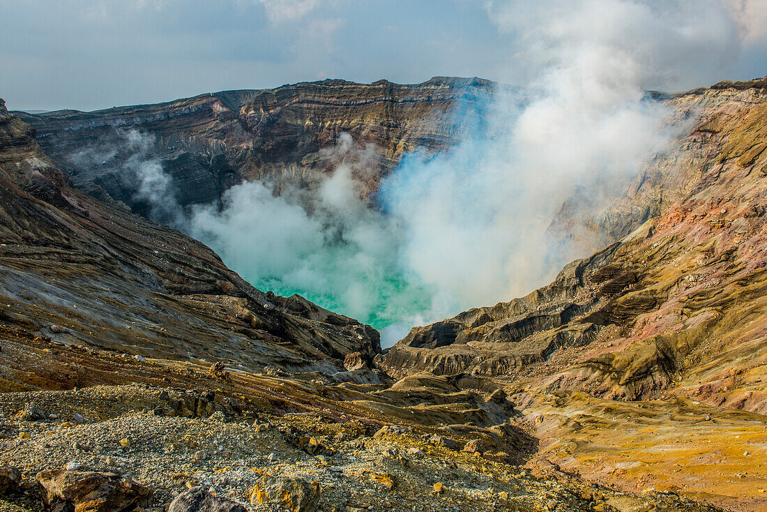 Aktiver Kratersee am Berg Naka, Berg Aso, Kyushu, Japan, Asien