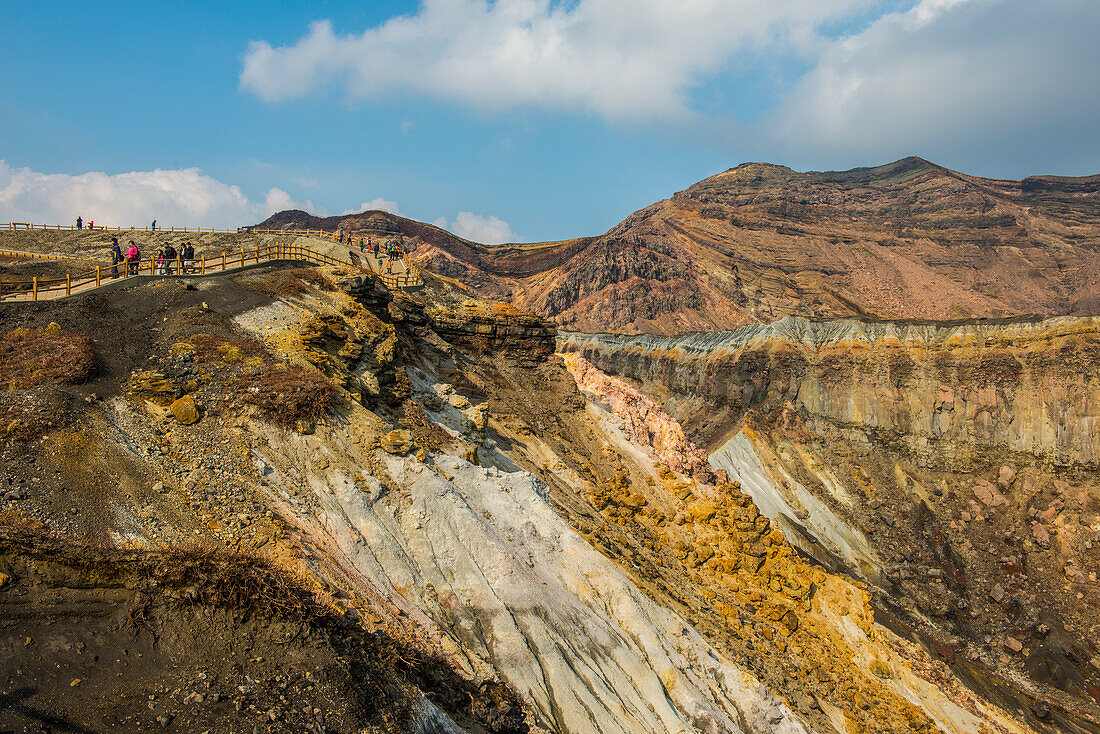 Kraterrand des aktiven Vulkans Mount Naka, Mount Aso, Kyushu, Japan, Asien