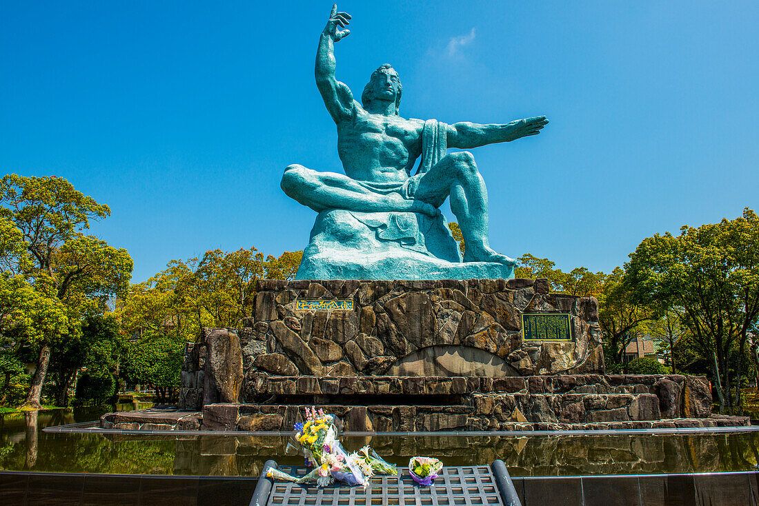 Friedensstatue im Friedenspark, Nagasaki, Kyushu, Japan, Asien