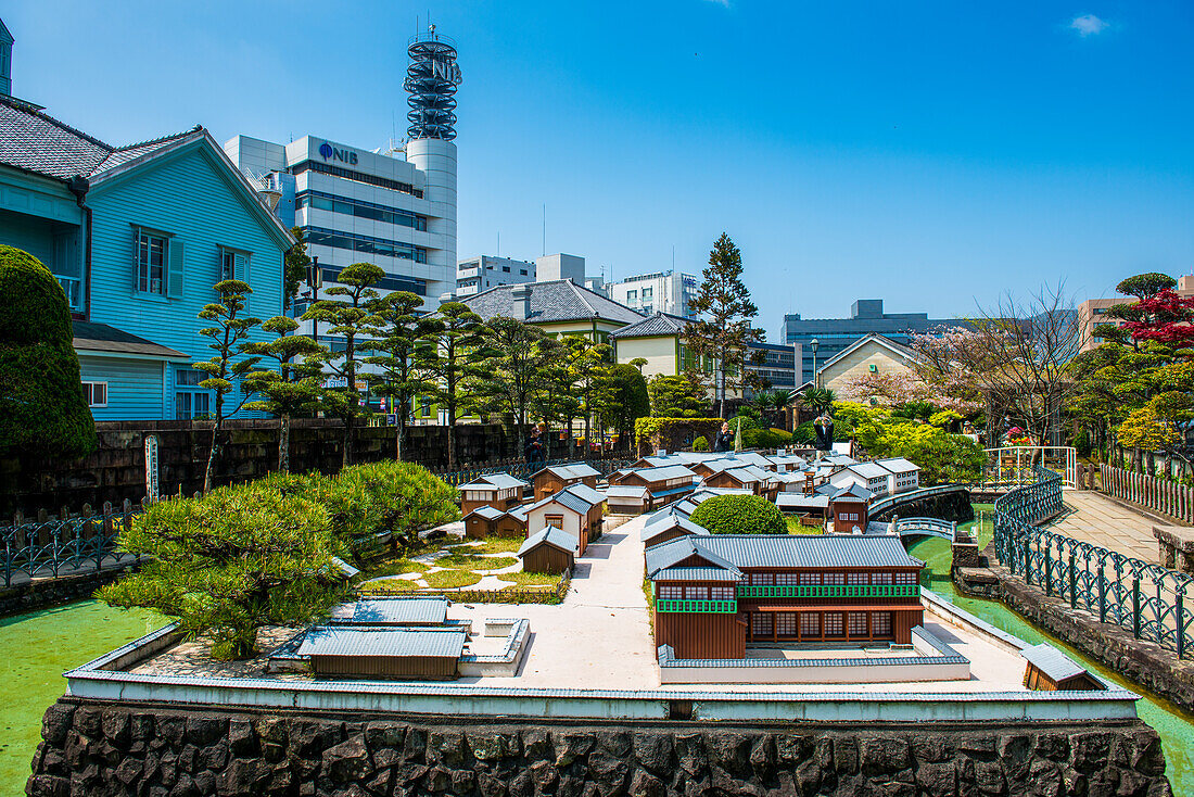 Miniaturmodell von Dejima, einer künstlichen Insel im Hafen von Nagasaki, Kyushu, Japan, Asien