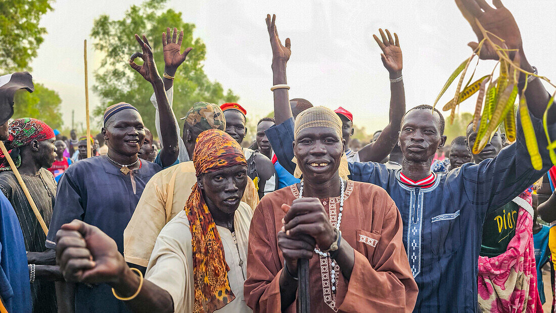 Einheimische tanzen auf einer traditionellen Dinka-Hochzeit, Bor, Zentralregion, Südsudan, Afrika