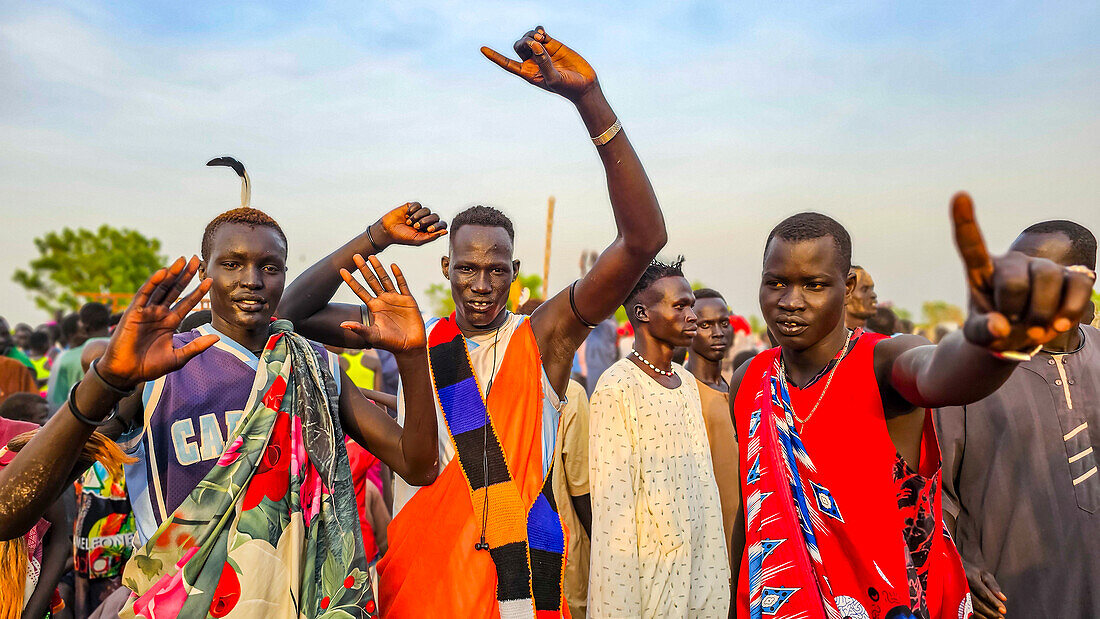 Einheimische tanzen auf einer traditionellen Dinka-Hochzeit, Bor, Zentralregion, Südsudan, Afrika