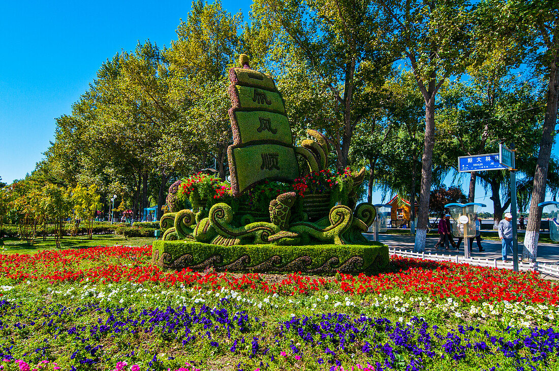 Überschwemmungsdenkmal in Form von Blumen in einer Blumenausstellung, Harbin, Heilongjiang, China, Asien