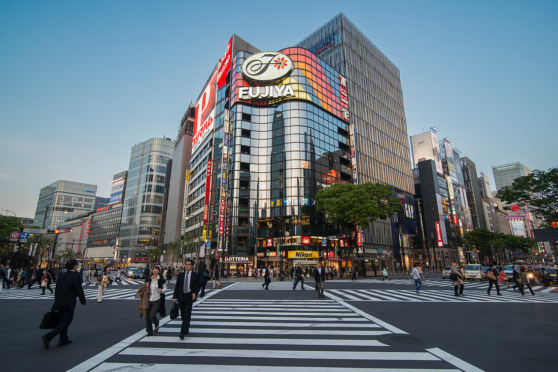 Kreuzung vor den modernen Einkaufszentren in Ginza, Tokio, Honshu, Japan, Asien