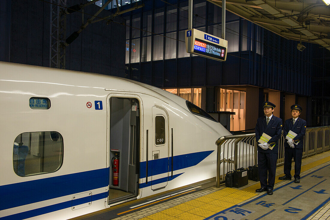 Zugpersonal des Shinkanzen-Hochgeschwindigkeitszuges wartet im Bahnhof, Tokio, Honshu, Japan, Asien