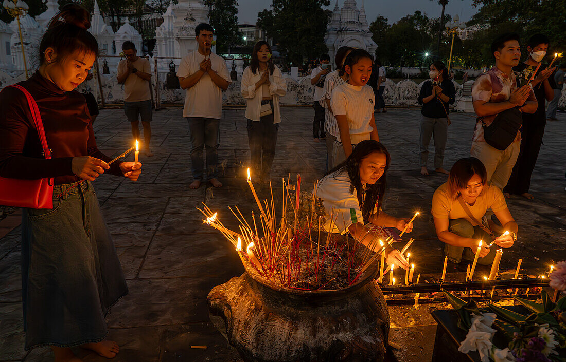 Einheimische feiern das Magha Puja-Vollmondfest im Wat Suan Dok Lanna-Tempel, Chiang Mai, Thailand, Südostasien, Asien