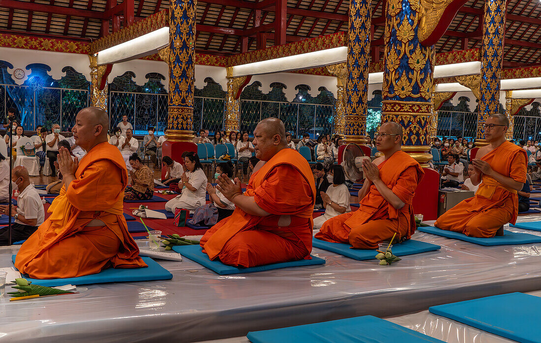 Einheimische und buddhistische Mönche feiern das Magha Puja-Vollmondfest im Wat Suan Dok Lanna-Tempel, Chiang Mai, Thailand, Südostasien, Asien