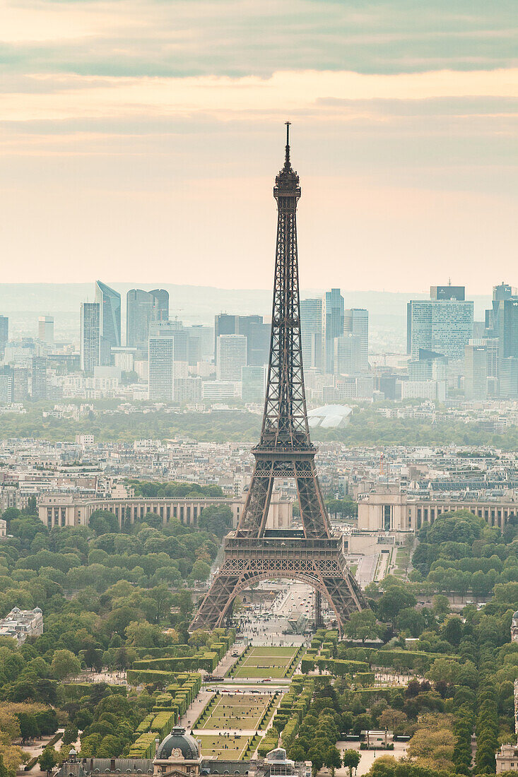 Eiffelturm mit La Defense im Hintergrund, Paris, Frankreich, Europa