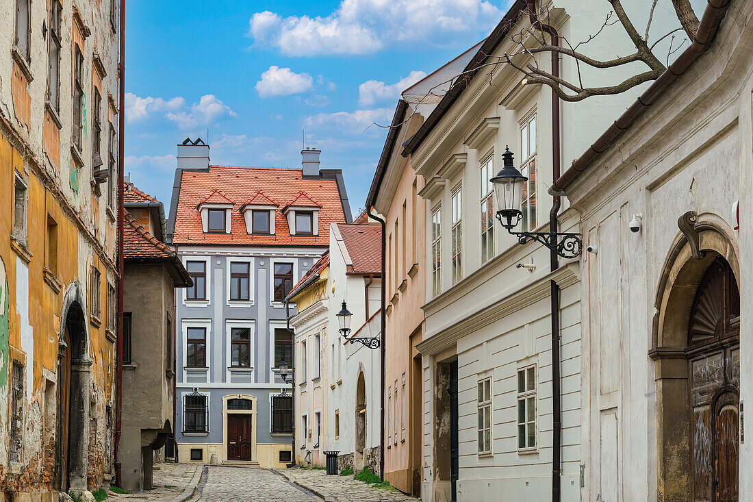 Historische Flachbauten mit traditioneller Architektur rund um eine Kopfsteinpflasterstraße in der Altstadt von Bratislava, Slowakei, Europa