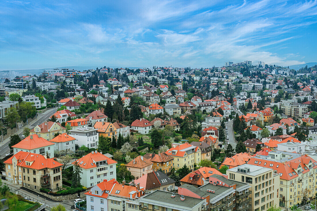 Panoramablick auf die Landschaft mit Gebäuden in Bratislava, Slowakei, Europa