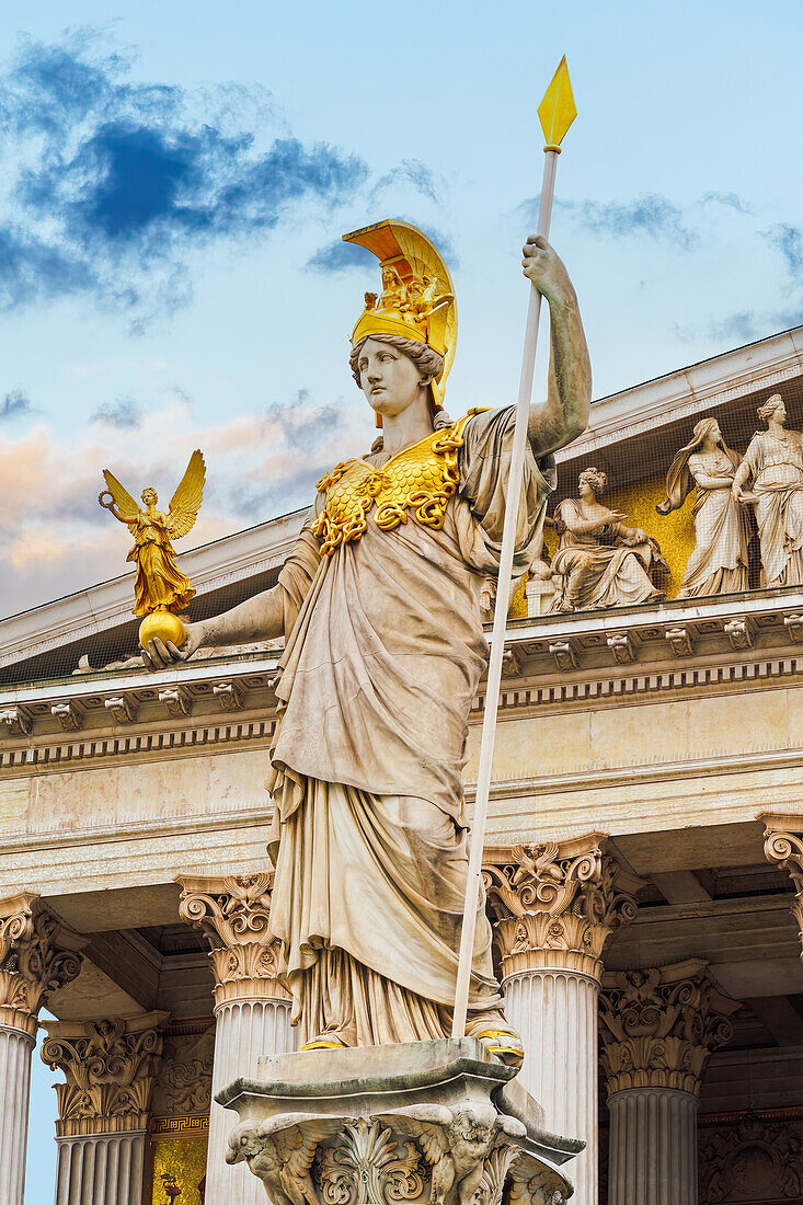 Pallas-Athene-Brunnen vor dem Wiener Parlament mit der Göttin der Weisheit, die in der linken Hand einen Speer und in der rechten Hand eine kleine Statue der Göttin Nike hält, Wien, Österreich, Europa