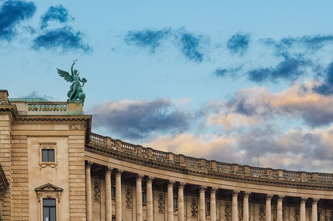 Tiefblick auf die Statue der Göttin Fortuna von Johannes Benk in der Hofburg, Wien, Österreich, Europa