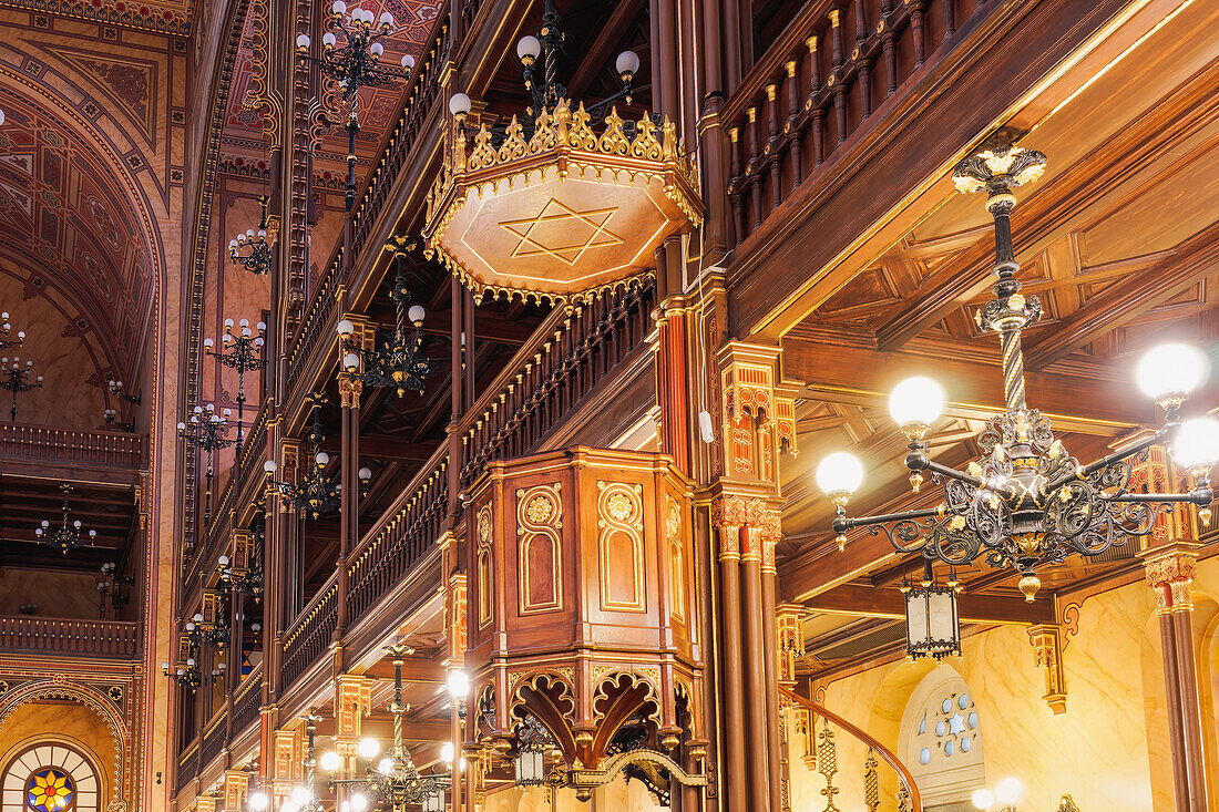 Innenansicht der beleuchteten Synagoge in der Dohany-Straße (Dohany utcai Zsinagoga) mit dem jüdischen Symbol des Davidsterns, Budapest, Ungarn, Europa