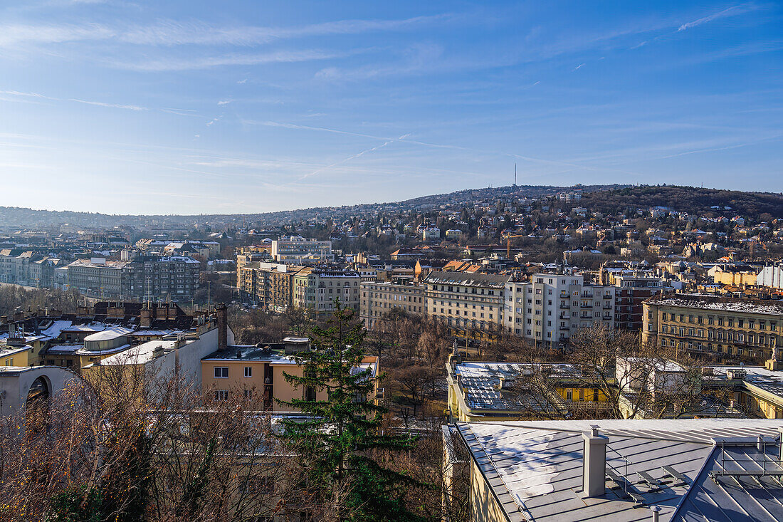 Panoramalandschaft mit Hügelhäusern im Winter mit schmelzendem Schnee auf den Dächern, Budapest, Ungarn, Europa